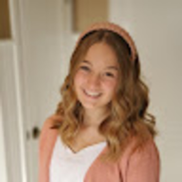 Profile Picture of Elizabeth Ahlfeldt (@elahlfeldt) on Poshmark