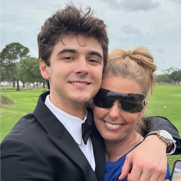 Profile Picture of Alice King (@aliceking162) on Poshmark