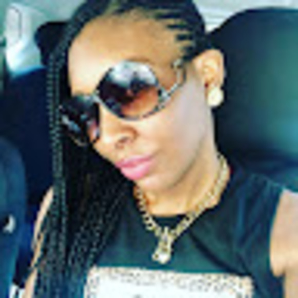 Profile Picture of Faranda Caldwell (@farandacaldwell) on Poshmark