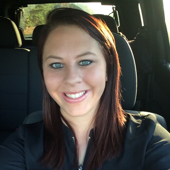 Vikki Bowen - Poshmark Profile Picture of Vikki Bowen (@vikkibowen) on Poshmark