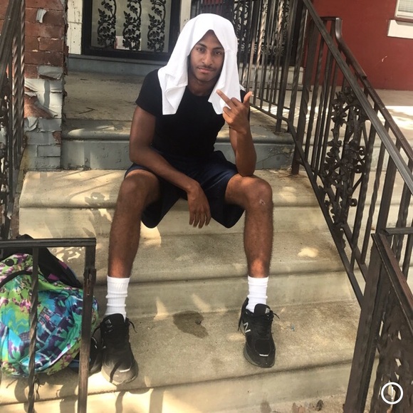 Profile Picture of Dorien Weems (@2400_d) on Poshmark