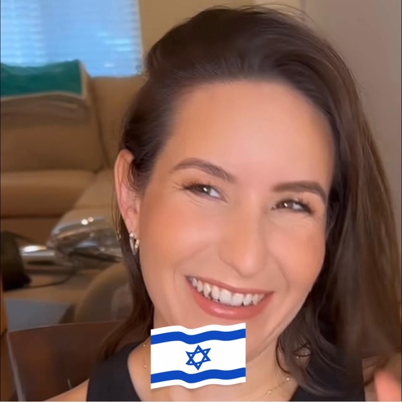 Profile Picture of Danielle Yehudai (@dyehudai) on Poshmark