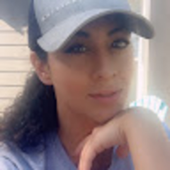 Profile Picture of Elizabeth Wickliffe (@ewick217) on Poshmark