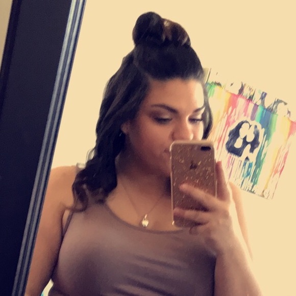 Profile Picture of Courtni Sembower (@courtnisembower) on Poshmark