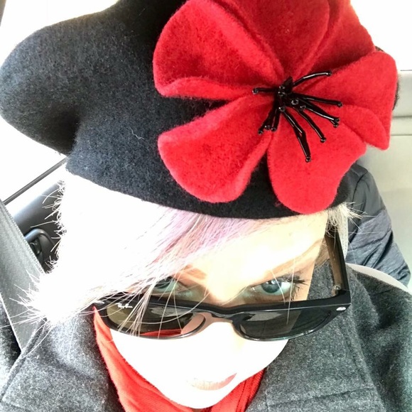 Profile Picture of Kerrie Graham (@klove71) on Poshmark