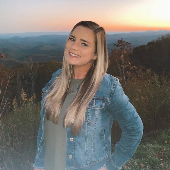 Profile Picture of Caroline Kealey (@carolinekealey) on Poshmark