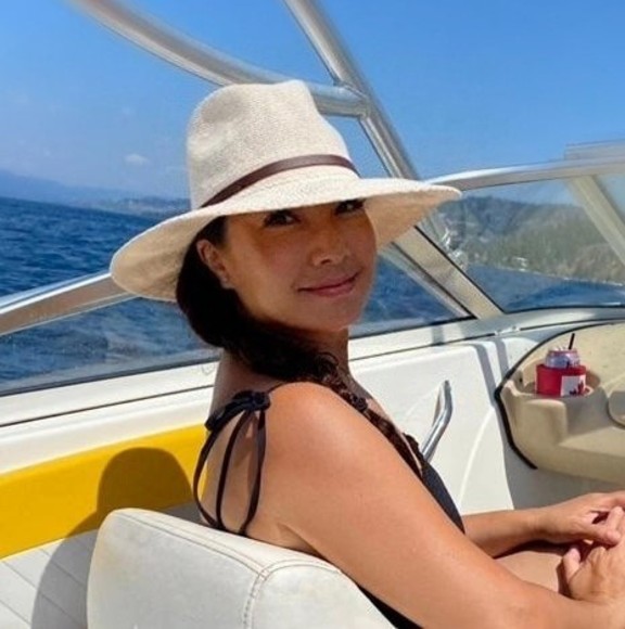 Profile Picture of Liz Igonia-chow (@annalizai) on Poshmark