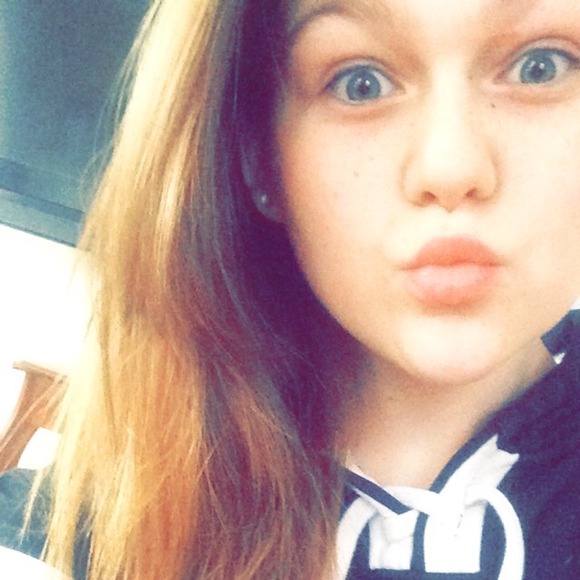 Profile Picture of Hannah Simms (@hannah_simms) on Poshmark