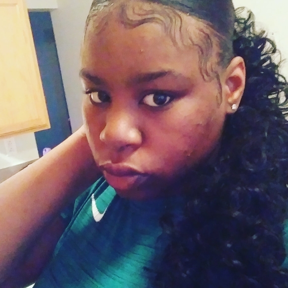 Profile Picture of Deshae Prayear (@deshaeprayear) on Poshmark