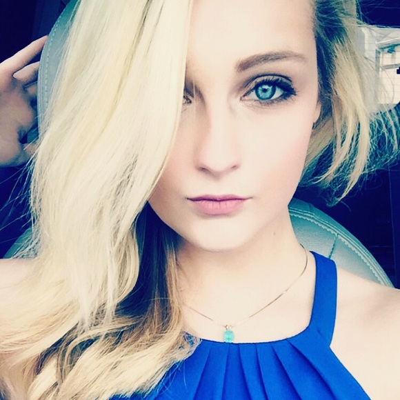 Bethanie Claussen - Poshmark Profile Picture of Bethanie Claussen (@bethaniebeamer) on Poshmark
