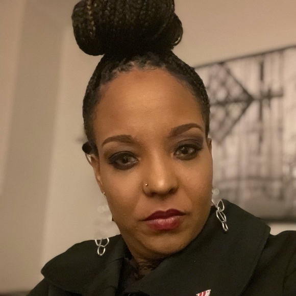Profile Picture of Anika Holmes (@anikaholmes) on Poshmark