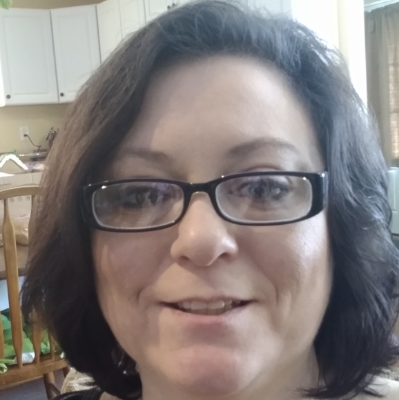 Profile Picture of Lisa Davies (@goldengirl7907) on Poshmark