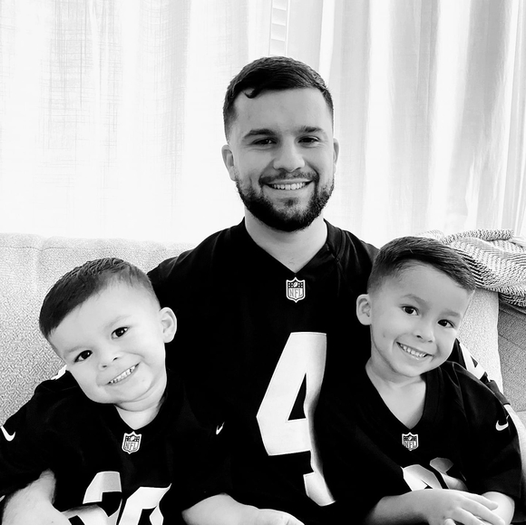 Profile Picture of Derek Flores (@derekjflores93) on Poshmark