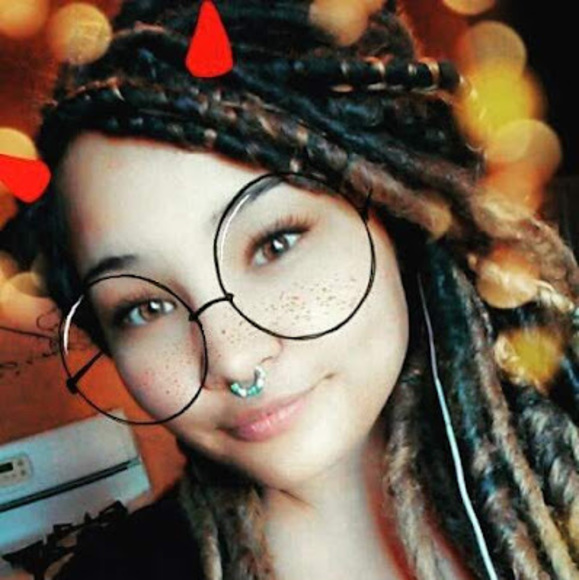 Profile Picture of Destinee Packebush (@dpackebush) on Poshmark