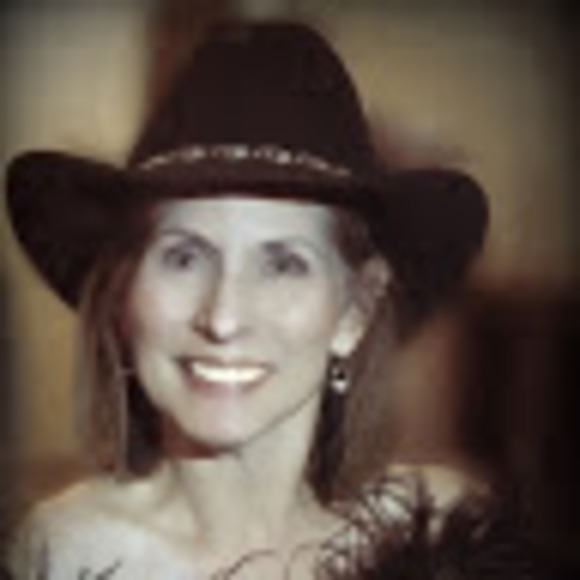 Profile Picture of Susan Stefonowicz (@stefonowicz) on Poshmark