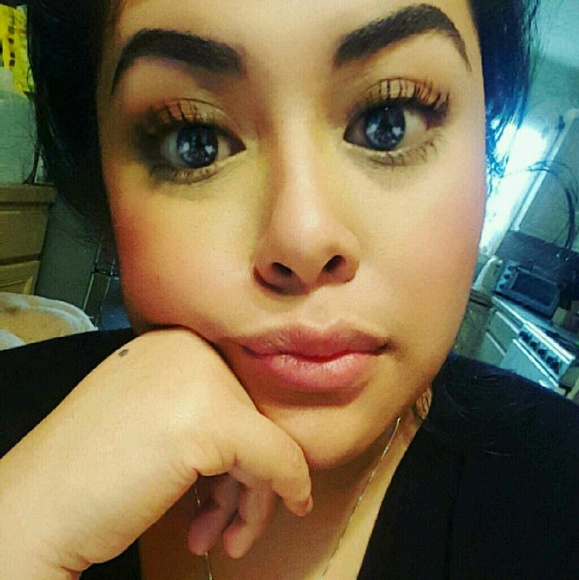 Profile Picture of Viviana Samano (@viviiiiis) on Poshmark