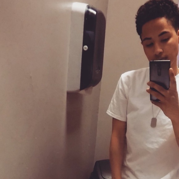 Profile Picture of Shawnna Redmond (@shawnnared) on Poshmark