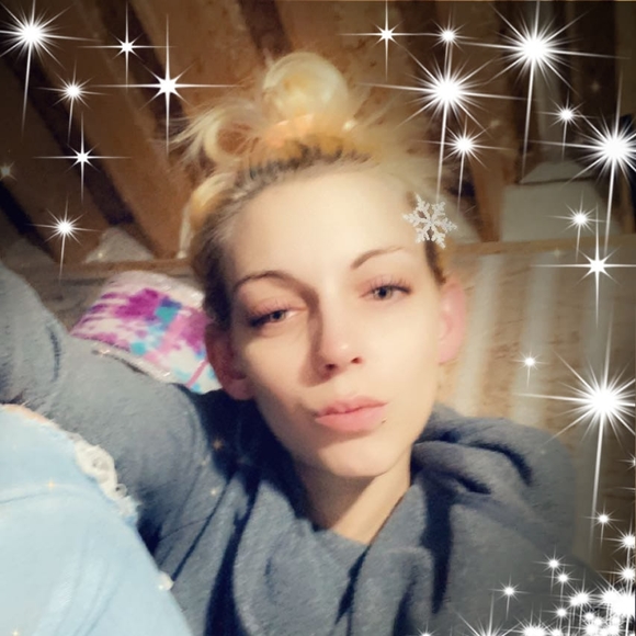 Profile Picture of Roxi l Franko (@roxibabe28) on Poshmark