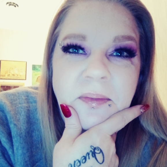 Profile Picture of Donna Cyphert (@sassione2017) on Poshmark
