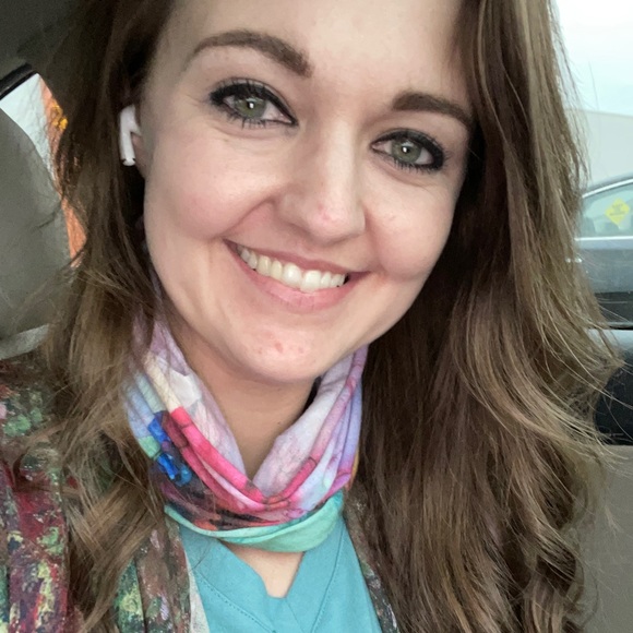 Profile Picture of Vivian Graham (@vivianlgraham) on Poshmark