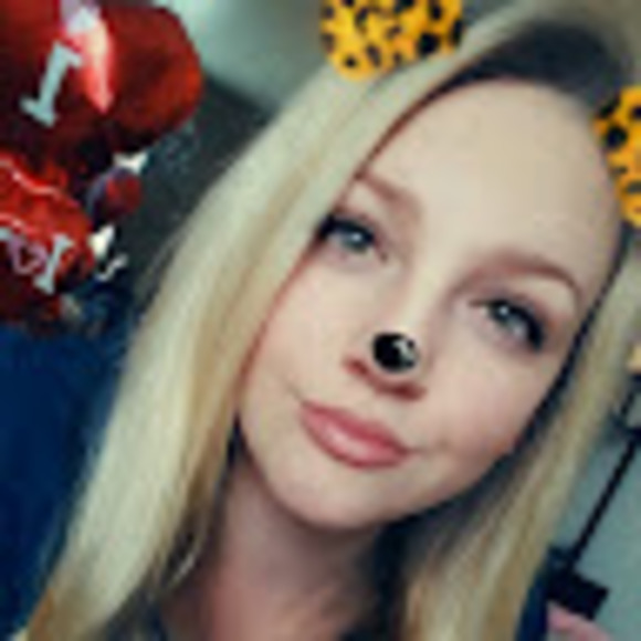 Profile Picture of Denae Goller (@blondey5494) on Poshmark