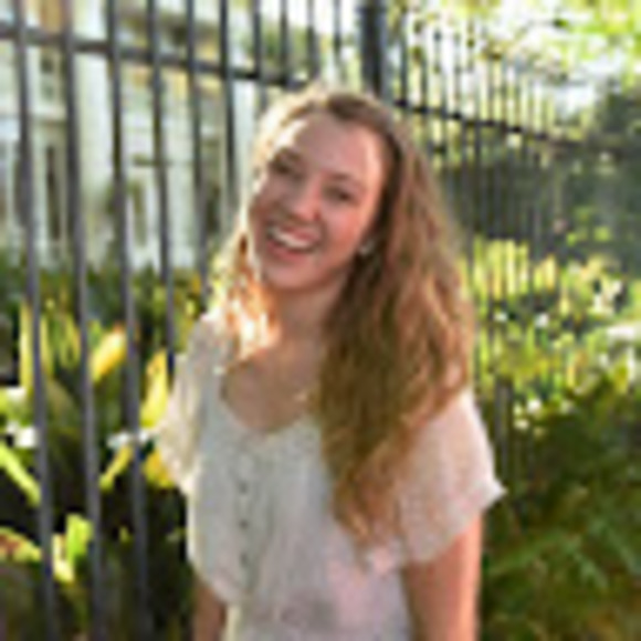 Profile Picture of Katie Sharp (@katiesharp477) on Poshmark