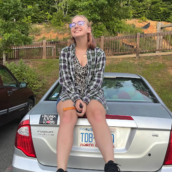 Profile Picture of Gladys Toebes (@gladystoebes) on Poshmark