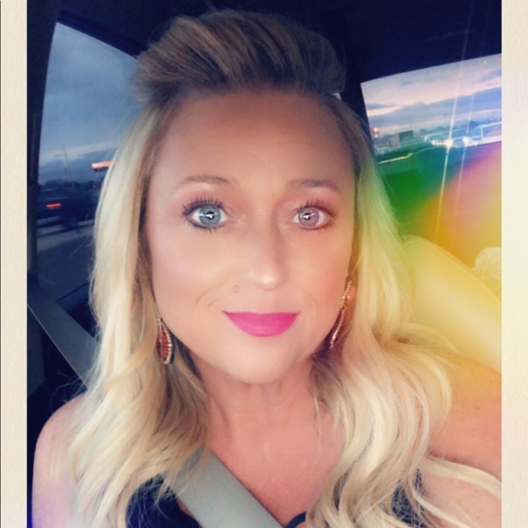 Profile Picture of April Hayes (@aprildawnhayes) on Poshmark