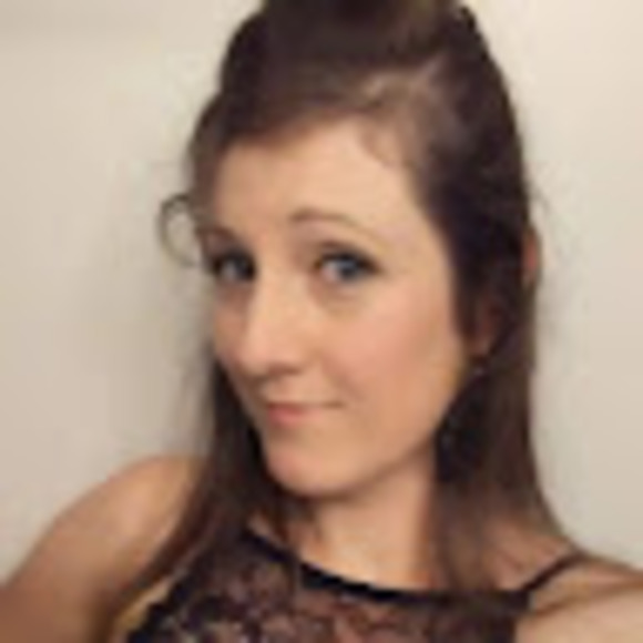 Profile Picture of Carly Bersin (@thornsearth) on Poshmark