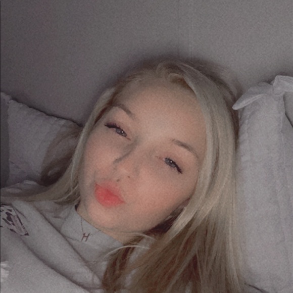 Profile Picture of Hailey Snowdon (@haileys10_11) on Poshmark