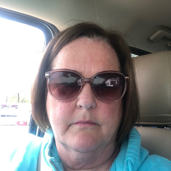 Profile Picture of Deb Gray (@debbie728243) on Poshmark