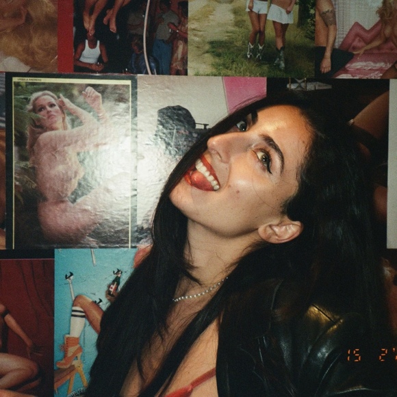 Profile Picture of Lara Schwieger (@laraschwieger) on Poshmark