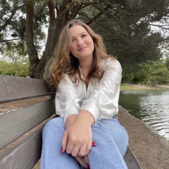 Profile Picture of Julianna Conklin (@pearlescent22) on Poshmark