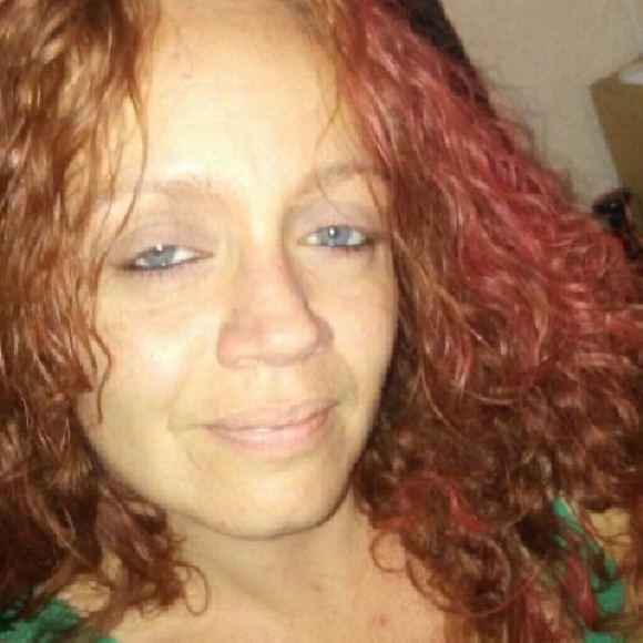 Profile Picture of Amanda Peeples (@amanda33801) on Poshmark