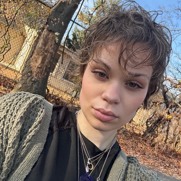 Profile Picture of Allyson Tuttle (@allyson_tuttle) on Poshmark