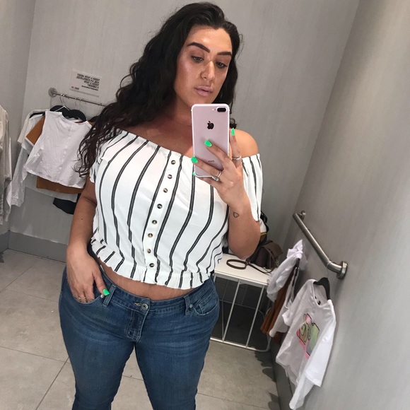 Profile Picture of Nicole Garcelon (@naacoleee) on Poshmark