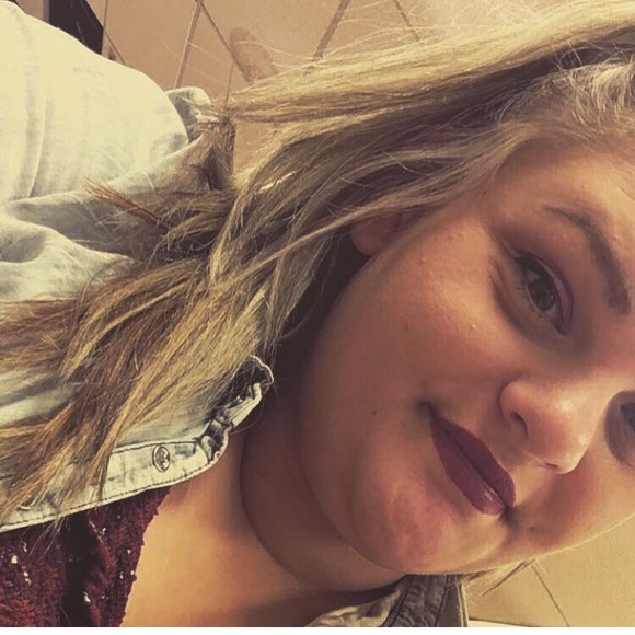 Profile Picture of Hallie Martello (@halliefaith00) on Poshmark