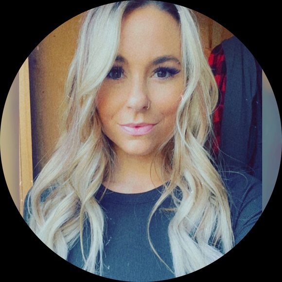 Profile Picture of Jillian Leonard (@jilliangarber) on Poshmark