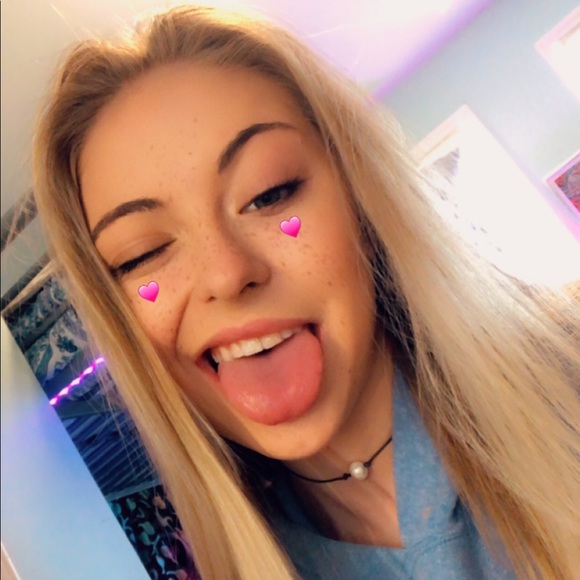 Profile Picture of Emma Oliver (@emmaoliver16) on Poshmark