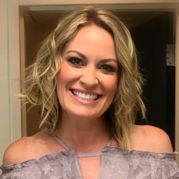 Profile Picture of Kerry Angle (@kerryangle) on Poshmark