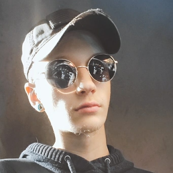 Profile Picture of Joe Hamblin (@joeblue350z) on Poshmark