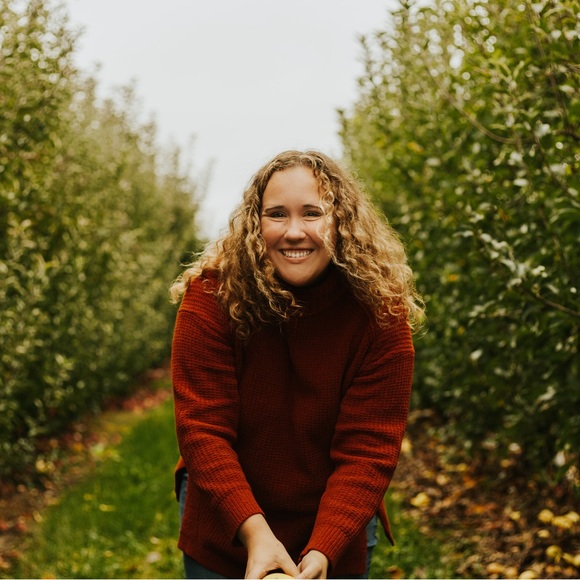 Hannah Bartman - Poshmark Profile Picture of Hannah Bartman (@chefhannah19) on Poshmark