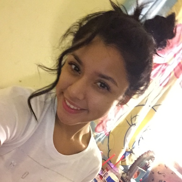 Profile Picture of Stephanie Ahide (@stephanie_ahide) on Poshmark