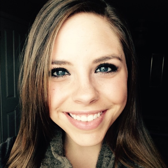 Profile Picture of Claire Wolfe (@clairehillary) on Poshmark