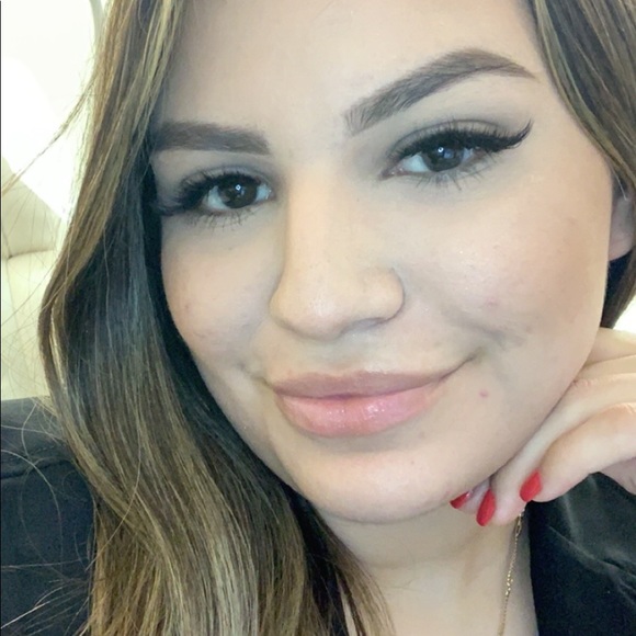 Profile Picture of Stefany Alvarez (@stefanyreyes782) on Poshmark