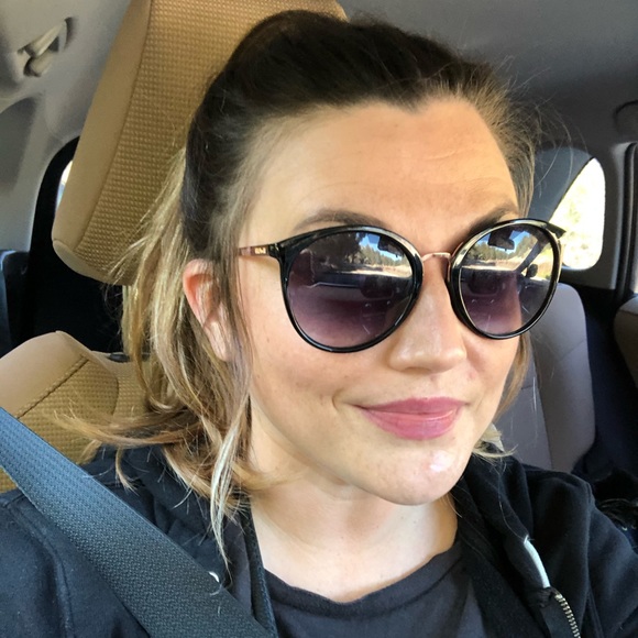 Profile Picture of Amanda Hansen (@amanduh695) on Poshmark