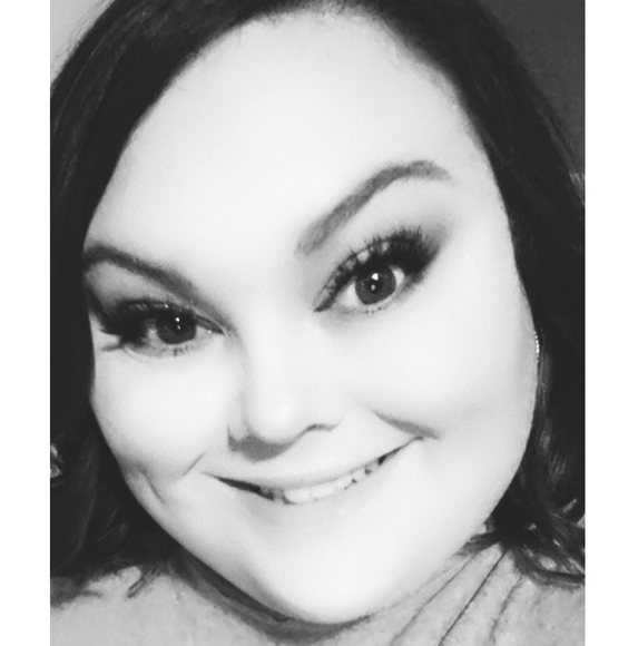 Profile Picture of Danielle Pender (@rolen_danielle) on Poshmark