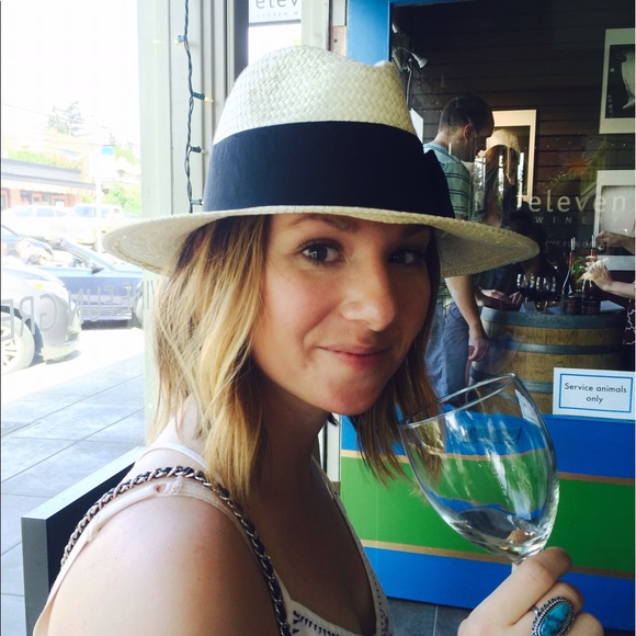 Profile Picture of Casey Luthi (@caseymoore12) on Poshmark