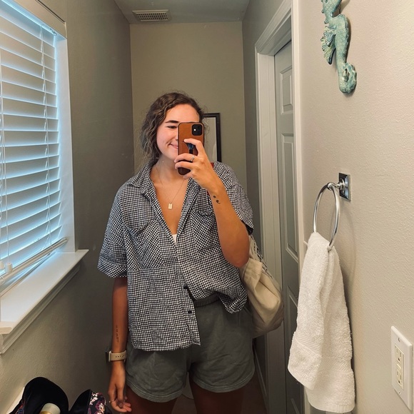 Profile Picture of Emily Andrews (@eanesbit0224) on Poshmark