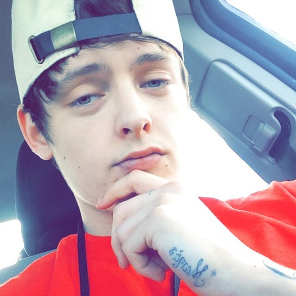 Profile Picture of Aaron Gilmore (@aarongilmore) on Poshmark